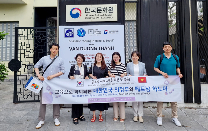 원순자 의정부교육지원청 교육장(왼쪽 두번째)을 단장으로 한 대표단이 주베트남 한국문화원을 방문해 의정부 관내 학생들의 국제교류 활동 방안을 논의한 뒤 기념촬영을 하고 있다. (사진=의정부교육지원청 제공)