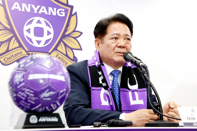 최대호 FC안양 구단주가 20일 FC안양 미디어실에서 기자회견을 갖고 K리그1 심판 판정에 대한 유감을 표명하고 있다,(사진=FC안양 제공)