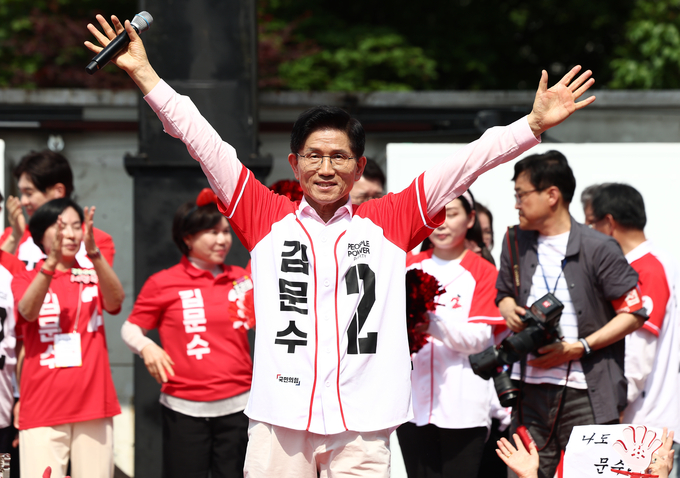 김문수 국민의힘 대선 후보가 20일 서울 서초구 고속터미널역 인근에서 집중유세를 하고 있다. (사진=연합뉴스)