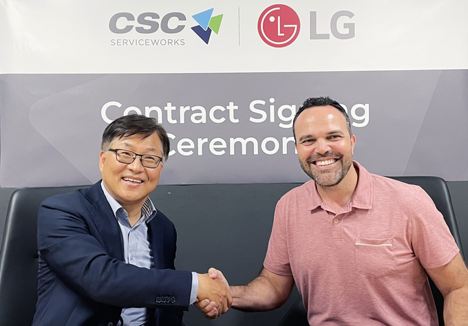 (왼쪽부터) 김상용 LG전자 미국법인 HS담당 전무, 로드리고 카스텔라노스 CSC CEO. (사진=LG전자 제공)