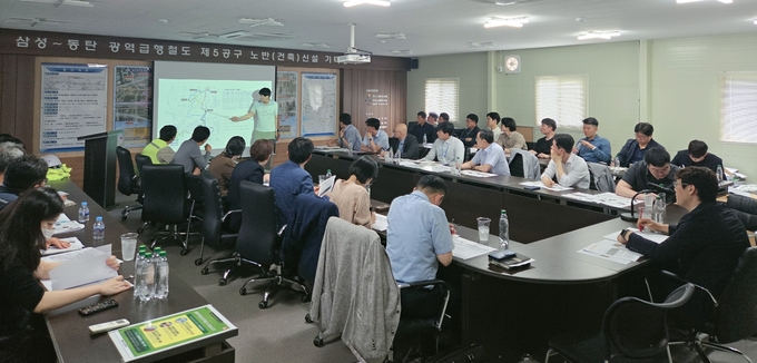 용인특례시는 GTX-A 노선 구성역 5번 출구의 6월말 개통을 앞두고, 시민들의 안전과 편의를 확보하기 위해 20일 국토교통부와 함께 현장점검을 실시했다. (사진=용인시 제공)