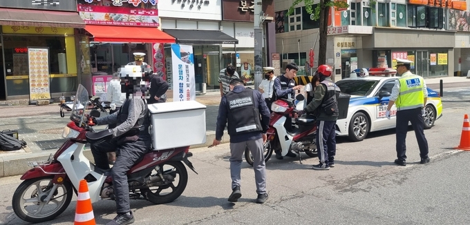 일산서부경찰서는 20일, 탄현역 일원에서 이륜차 불법행위에 대한 집중 단속을 실시했다. (사진=일산서부경찰서 제공)