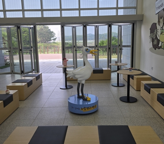 안산갈대습지 생태누리관에 노랑부리백로 조형물이 설치돼 있다. (사진=경기도 제공)