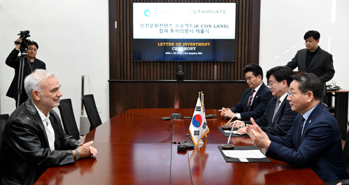유 시장이 지난 1월 23일 미국 LA에서 열린 '인천문화컨텐츠 프로젝트 투자의향서 제출식'에서 Stargate Studio 샘 니콜슨 최고경영자와 협력방안을 논의하고 있다. ( 사진 = 인천경제자유구역청 제공 )