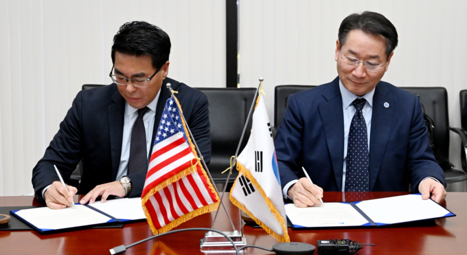 유 시장이 지난 1월 23일 Ametrust Investment CEO 스탠리 리에게 투자의향서를 제출받고 있다. ( 사진 = 인천경제자유구역청 제공 )