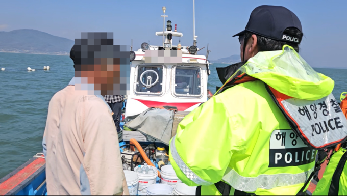 인천해양경찰관이 실뱀장어 불법조업을 단속하고 있다. ( 사진 = 인천해양경찰서 제공 )