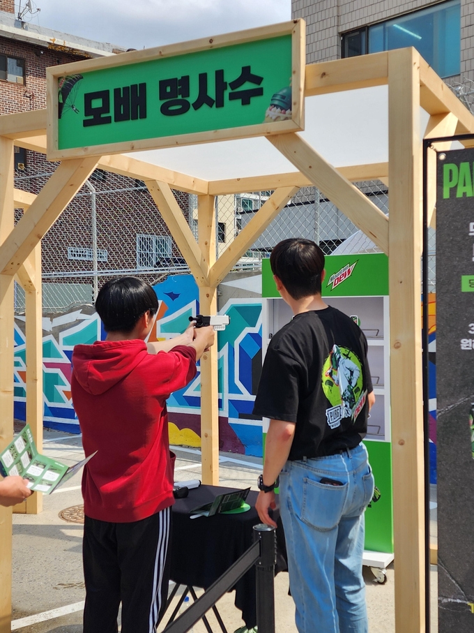 방문객이 '모배 명사수'를 체험하고 있다. (사진=이효정 기자)