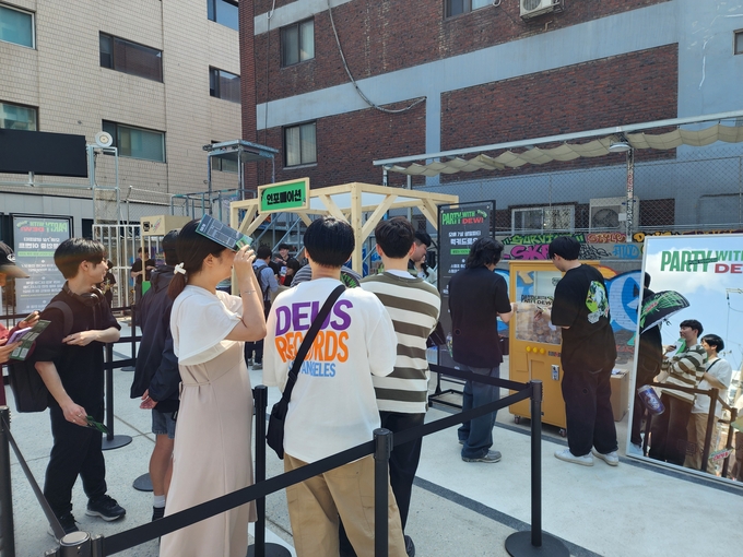 럭키드로우를 하기 위해 대기중인 방문객. (사진=이효정 기자)