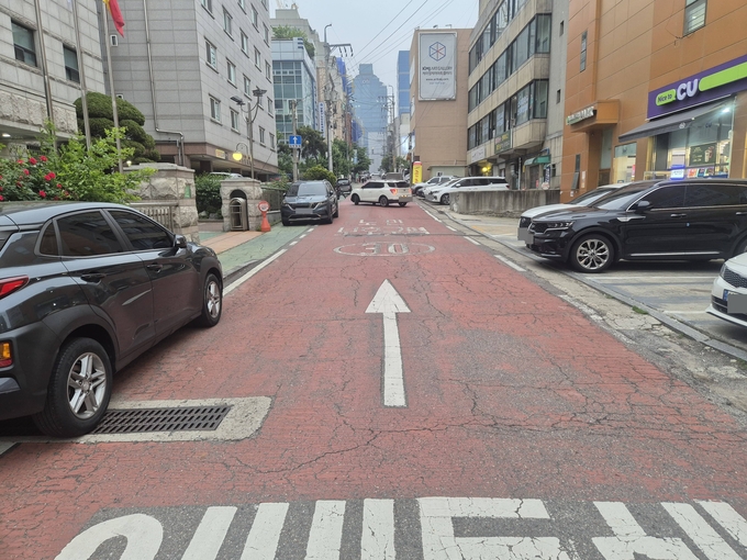 남동구 구월동 문화서로 62번길. 노인보호구역으로 지정돼 있지만 감시 카메라가 설치돼 있지 않다. ( 사진 = 이현도 기자 )