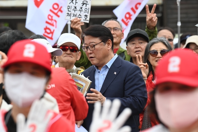 조원진 우리공화당 대표가 지난 16일 김문수 국민의힘 대선 후보의 동탄 센트럴파트 집중유세를 지원하고 있다. (사진=옥지훈 기자)