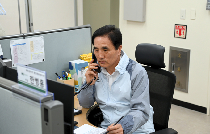 한병홍 화성도시공사 사장이 일일 업무 체험을 직접 체험해보고 있다 (사진=화성도시공사 제공)