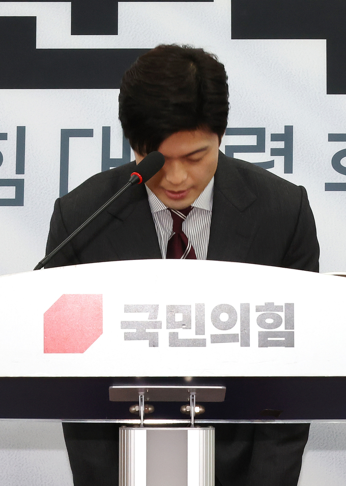김용태 국민의힘 비상대책위원장이 21일 서울 여의도 국회에서 김건희 여사와 관련한 문제 등과 관련한 기자회견에 앞서 인사하고 있다. (사진=연합뉴스)