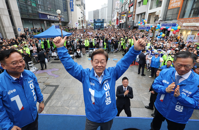 이재명 더불어민주당 대선후보가 지난 20일 오전 의정부 행복로 이성계 동상 인근에 마련된 무대에서 두 팔을 높이 들며 인사를 하고 있다. (사진=옥지훈 기자)