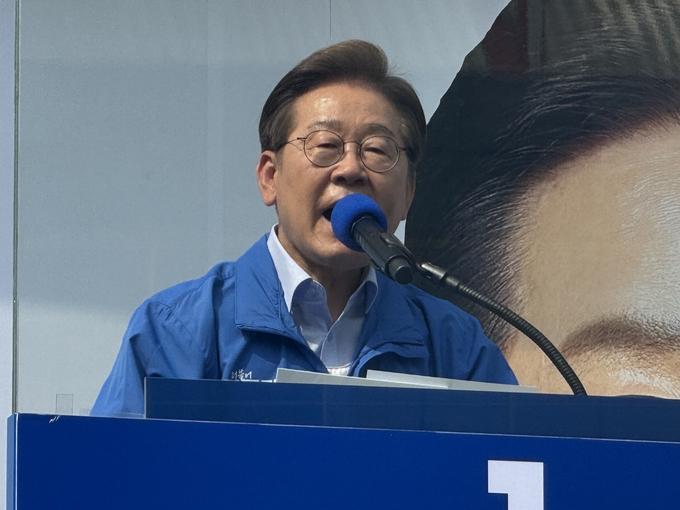21일 인천 부평역 북광장에서 열린 집중유세에서 이재명 더불어민주당 대선 후보가 연설을 진행하고 있다. ( 사진 = 이기준 기자 ) 