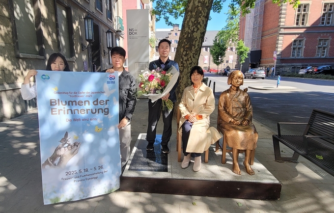 지난 19일 독일 쾰른에 설치딘 평화의 소녀상에 헌화한 뒤 기념촬영을 하고 있다. (사진=경기도 제공) 