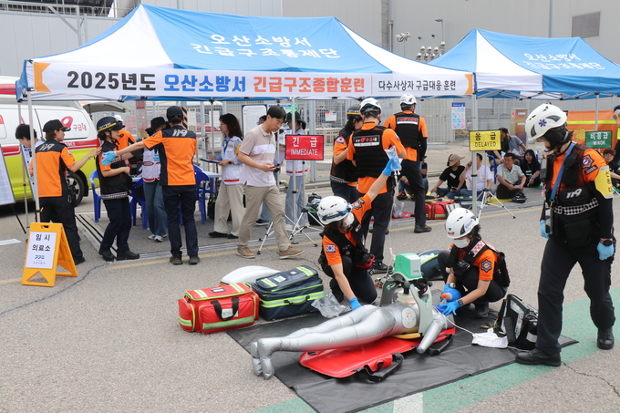 오산소방서가 오산시 소재 아모레퍼시픽과 함께 2025년 긴급구조종합훈련을 실시하고 있다. (사진=오산소방서 제공)