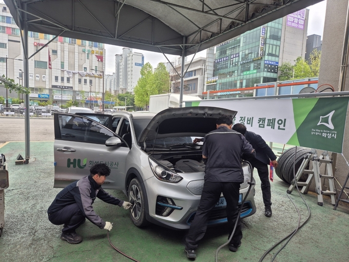 화성 희망버스가 정기 차량 점검을 실시하고 있다. (사진=화성도시공사 제공)