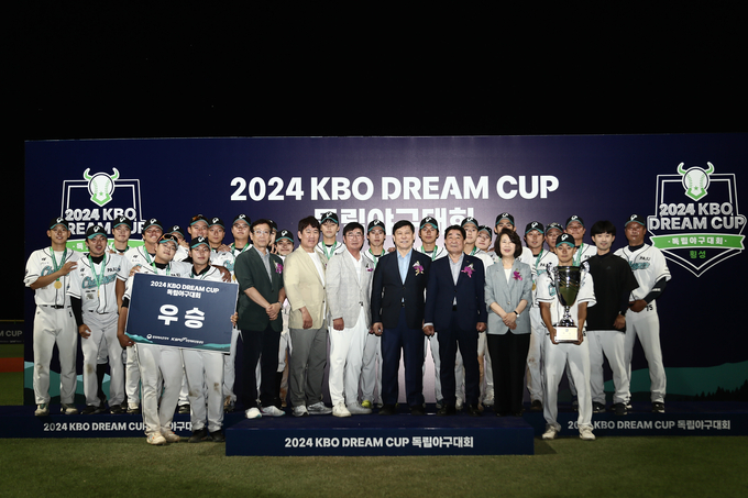 2024 KBO DREAM CUP 독립야구대회서 우승을 차지했던 파주 챌린저스 선수들의 기념사진. (사진=KBO 제공)