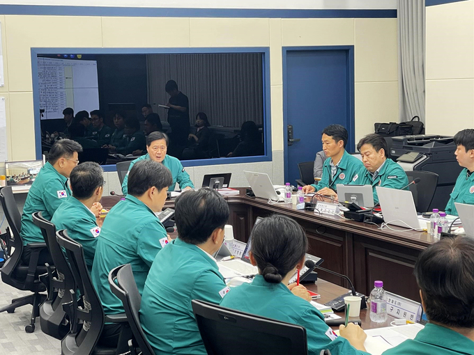 공항철도는 2025년재난대응안전한국훈련을 위해 재난대응 상황실에서 실전처럼 회의를 진행하고 있다. ( 사진 = 공항철도 제공 )<br>
