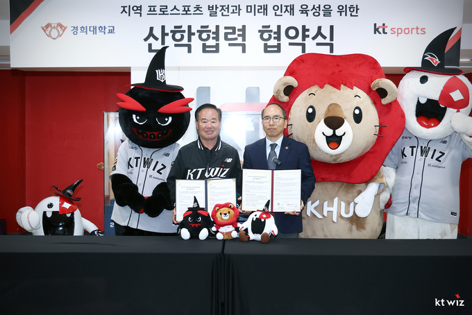 21일 수원 KT위즈파크서 진행된 산학협력 협약식에 참석한 이호식 kt sports 대표이사(왼쪽)와 김진상 경희대 총장이 기념사진을 찍고 있다. (사진=KT 위즈 제공)