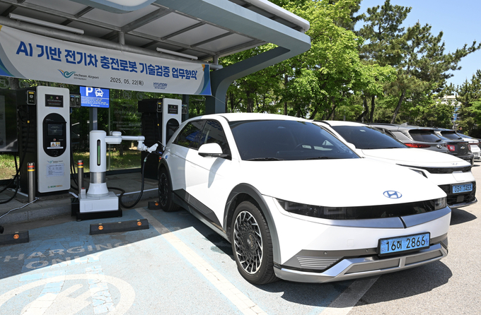AI 기반 전기차 자동 충전 로봇으로 아이오닉5 차량을 충전하는 모습. (사진=현대차 제공)