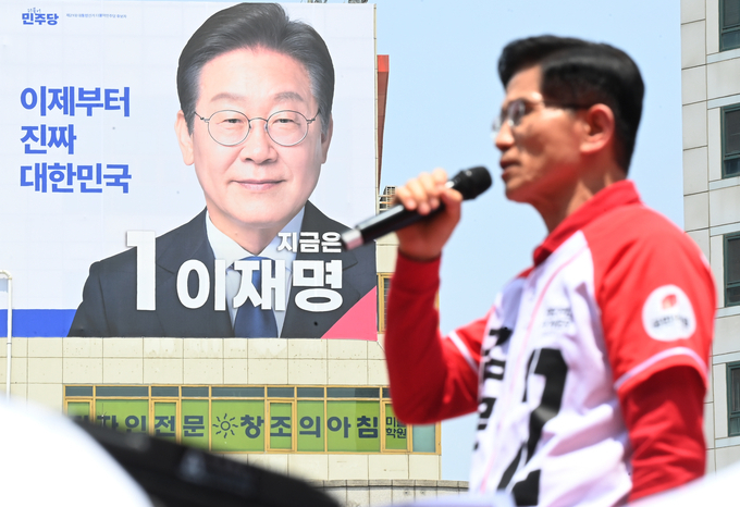 김문수 국민의힘 후보가 지난 21일 고양시 화정역 광장에서 열린 '새롭게 할 고양' 집중유세에서 지지를 호소하고 있다. (사진=옥지훈 기자)