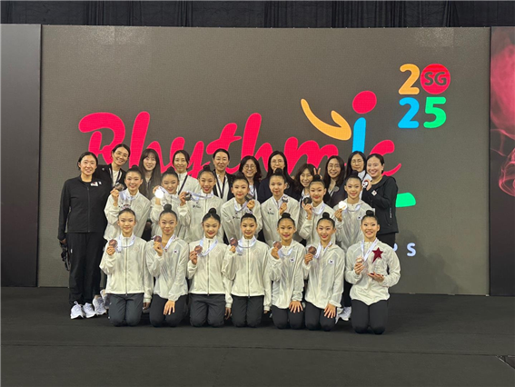 지난 16∼18일 싱가포르 OCBC 아레나에서 열린 제21회 주니어 및 제16회 시니어 리듬체조 아시아선수권대회에서 역대 최고 성적을 달성한 한국 리듬 선수단이 기념촬영을 하고 있다. (사진=대한체조협회 제공)