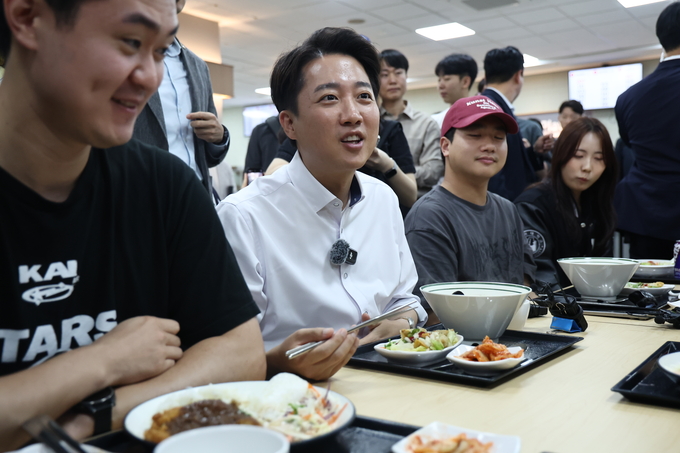 이준석 개혁신당 대선 후보가 22일 '학식먹자 이준석' 행사가 열린 인천 미추홀구 인하대에서 학생들과 점심을 먹으며 대화를 나누고 있다.(사진=연합뉴스)