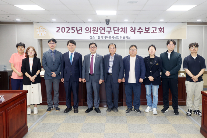 '수원특례시 대형점포와 소규모 점포의 균형관리를 통한 유통산업의 상생으로 지역경제의 안정적 발전을 위한 기초 연구회' 소속 의원들이 기념촬영을 하고 있다. (사진=수원시의회 제공)