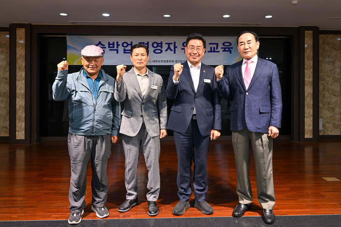 양평군은 20일 평생학습센터 온누리실에서 대한숙박업중앙회 경기도지회 주최로 양평군을 포함한 여주시, 이천시의 숙박업 영업자들을 대상으로 2025년 위생교육을 실시했다. (사진=양평군 제공)