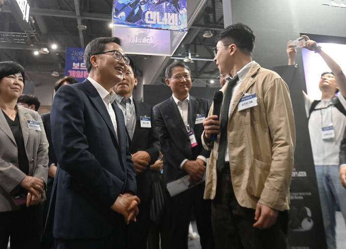 김동연 경기도지사가 22일 고양시 킨텍스 제1전시장에서 열린 ‘2025 플레이엑스포(PlayX4)’에서 전시장을 둘러보고 있다. (사진=옥지훈 기자)