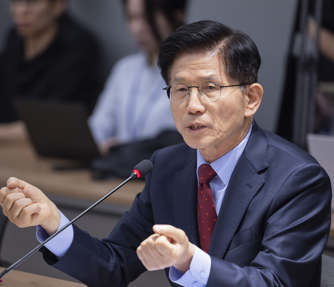 김문수 국민의힘 대선후보가 22일 서울 용산구 대한의사협회를 방문해 김택우 의사협회장을 비롯한 회장단과 가진 간담회에서 의정갈등 해소에 대한 입장을 설명하고 있다. (사진=연합뉴스)