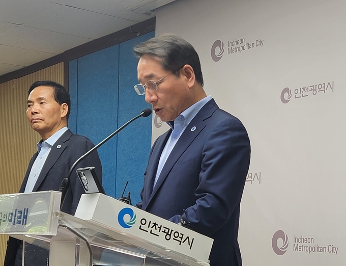 22일 인천시청 브리핑룸에서 유정복 시장이 백령·대청·소청도 유네스코 세계지질공원 지정 추진 중단과 관련한 입장을 발표하고 있다. ( 사진 = 박지현 기자 )