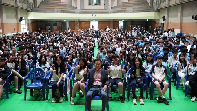 남양주도시공사 이계문 사장이 22일, 동화중학교 전교생 555여 명을 대상으로 ‘AI와 함께 성장하기: 미래를 준비하는 기술과 역량’이라는 주제로 진로 특강을 진행했다.(사진=남양주도시공사 제공)