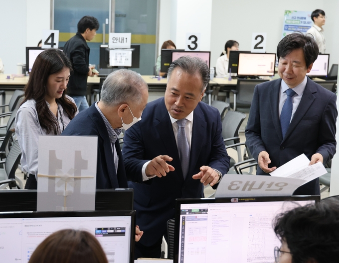 신고창구를 방문해 소득세 신고를 위해 내방한 납세자와 대화를 나누고 있는 박재형 중부지방국세청장. (사진=중부지방국세청 제공)