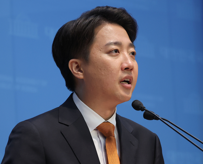 이준석 개혁신당 대선 후보가 22일 국회 소통관에서 김문수 국민의힘 대선 후보와의 단일화 요구에 대한 입장 발표 기자회견을 하고 있다. (사진=연합뉴스)