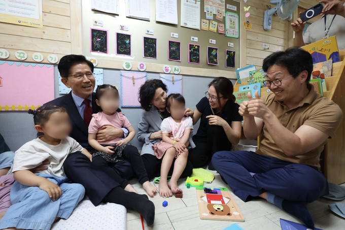 김문수 국민의힘 대선 후보와 배우자 설난영 여사, 딸 김동주 씨 부부가 22일 광명시의 한 어린이집을 방문해 어린이들과 만나고 있다. (사진=연합뉴스)