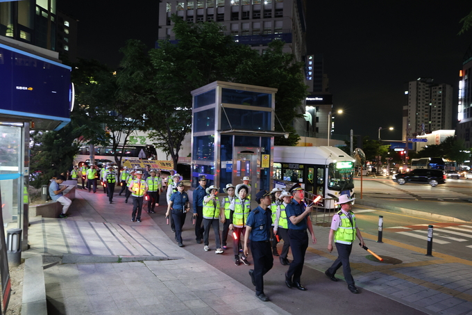 수원남부경찰서 경찰관을 비롯한 자율방범대원들이 지난 22일 오후 9시 인계동 일대에서 합동순찰을 진행하고 있다. (사진=수원남부경찰서 제공)