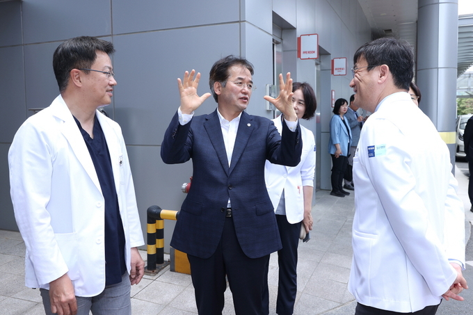 이동환 고양특례시장이 일산병원 의료진과 대화를 나누고 있다. (사진=고양시 제공)<br>
