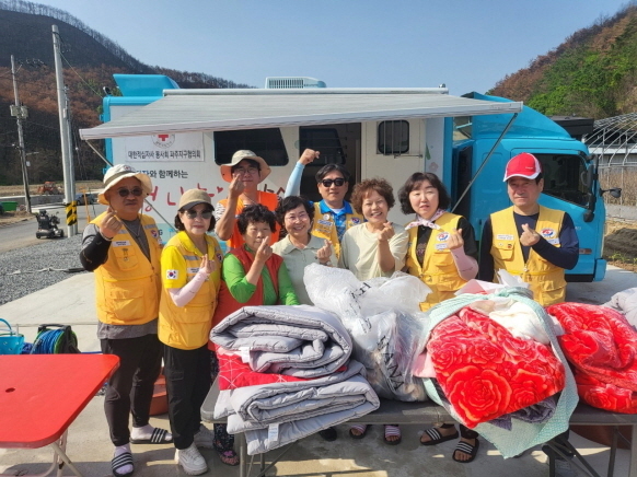 파주시자원봉사센터는 지난 19일부터 21일까지 2박 3일간, 대규모 산불로 큰 피해를 입은 경북 안동시를 방문해 산불피해 주민을 위한 ‘찾아가는 세탁봉사’를 실시했다. (사진=파주시자원봉사센터 제공)