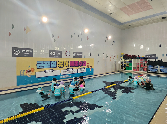2024년 군포시 청소년수련관 유아생존수영 교육 모습. (사진=군포시 제공)