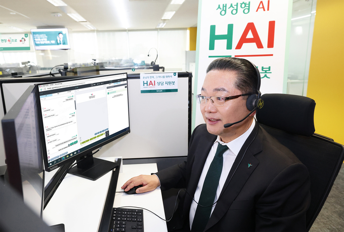 이호성 하나은행장이 손님케어센터를 방문해 손님과 직접 상담하며 새로 개편된 HAI 상담지원봇을 시현해 보고 있다. (사진=하나은행 제공)