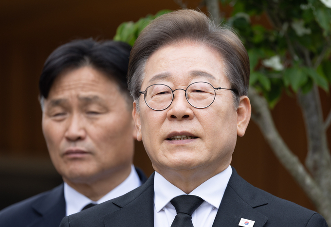 이재명 더불어민주당 대선 후보가 고 노무현 전 대통령 16주기인 23일 경남 김해시 봉하마을 노 전 대통령 관저에서 권양숙 여사, 문재인 전 대통령 등과 만난 뒤 나와 백브리핑을 하고 있다. (사진=연합뉴스)