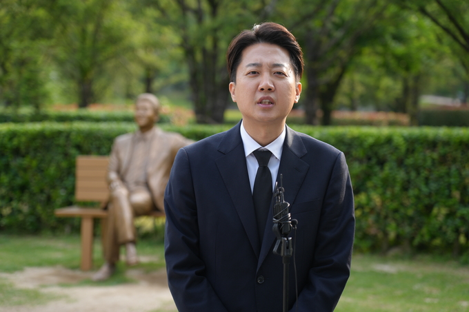 이준석 개혁신당 대선 후보가 23일 경남 김해시 진영읍 봉하마을을 방문, 노무현 전 대통령 묘역을 참배한 뒤 발언하고 있다. (사진=개혁신당 제공)