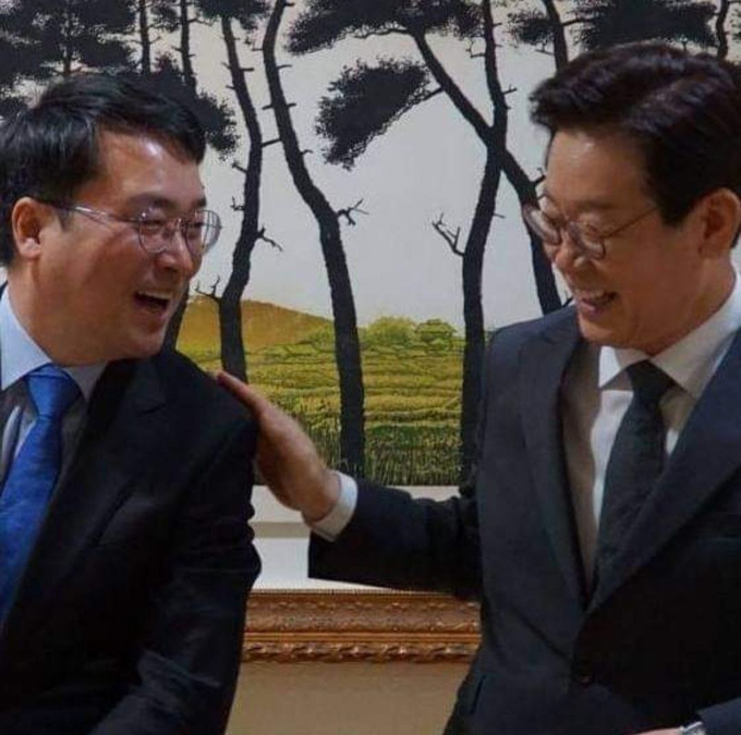 이헌욱 변호사(왼쪽)가 경기주택도시공사(GH) 사장으로 재임하던 시절, 당시 이재명 경기도지사(오른쪽)와 환담하며 웃고 있다. (사진=이헌욱 변호사 제공)