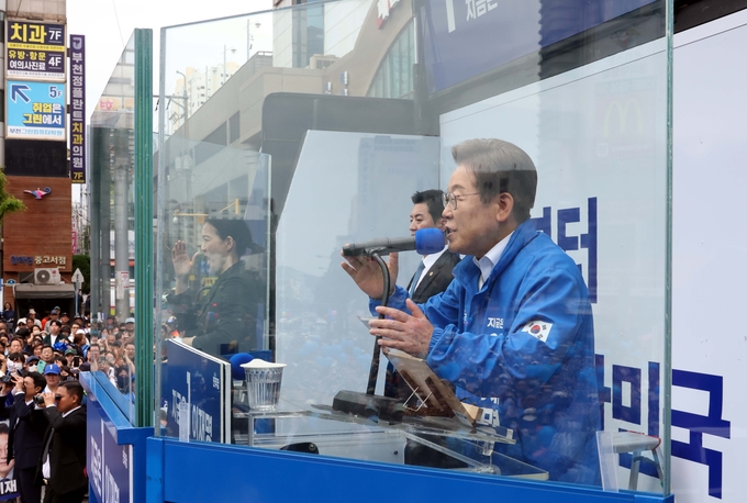 이재명 더불어민주당 대선 후보가 24일 경기 부천시 부천역 북부광장에서 열린 유세에서 시민들에게 지지를 호소하고 있다. (사진=연합뉴스)