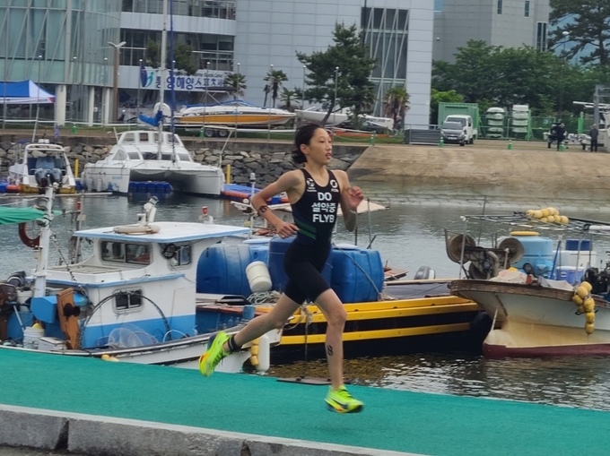24일 경남 통영시 통영트라이애슬론광장에서 진행된 '제54회 전국소년체육대회' 첫 날 철인3종 여자 15세 이하부 개인전서 도연주(가평 설악중)가 질주하고 있다. (사진=경기도철인3종협회 제공)