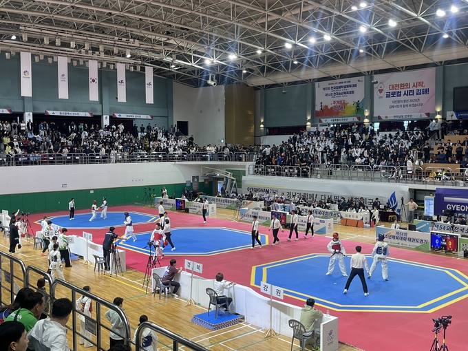 24일 경남 김해종합운동장 실내체육관서 열린 '제54회 전국소년체육대회' 첫 날 태권도 경기가 펼쳐지고 있다. (사진=류초원 기자)