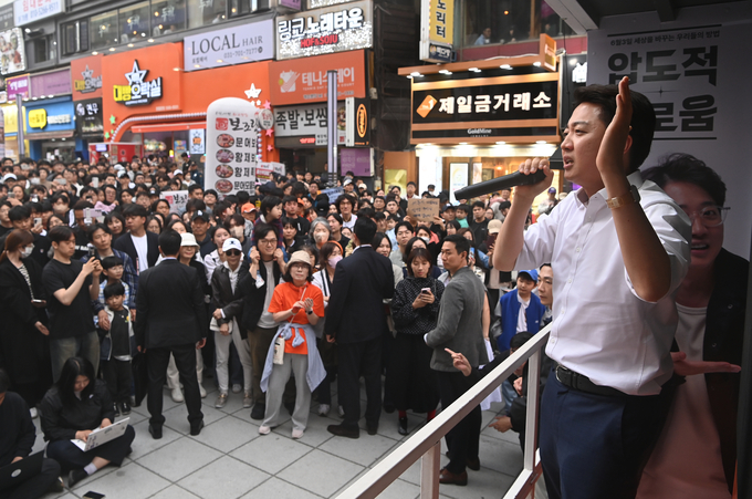 이준석 개혁신당 대선 후보가 24일 오후 성남시 서현역 일대 광장에서 열린 유세현장에서 시민들에게 지지를 호소하고 있다.