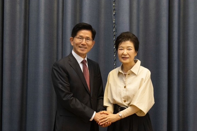 김문수 국민의힘 대선 후보는 24일 오후 대구 달성군 박근혜 전 대통령 사저를 방문해 박 전 대통령을 예방했다. (사진=국민의힘 제공)